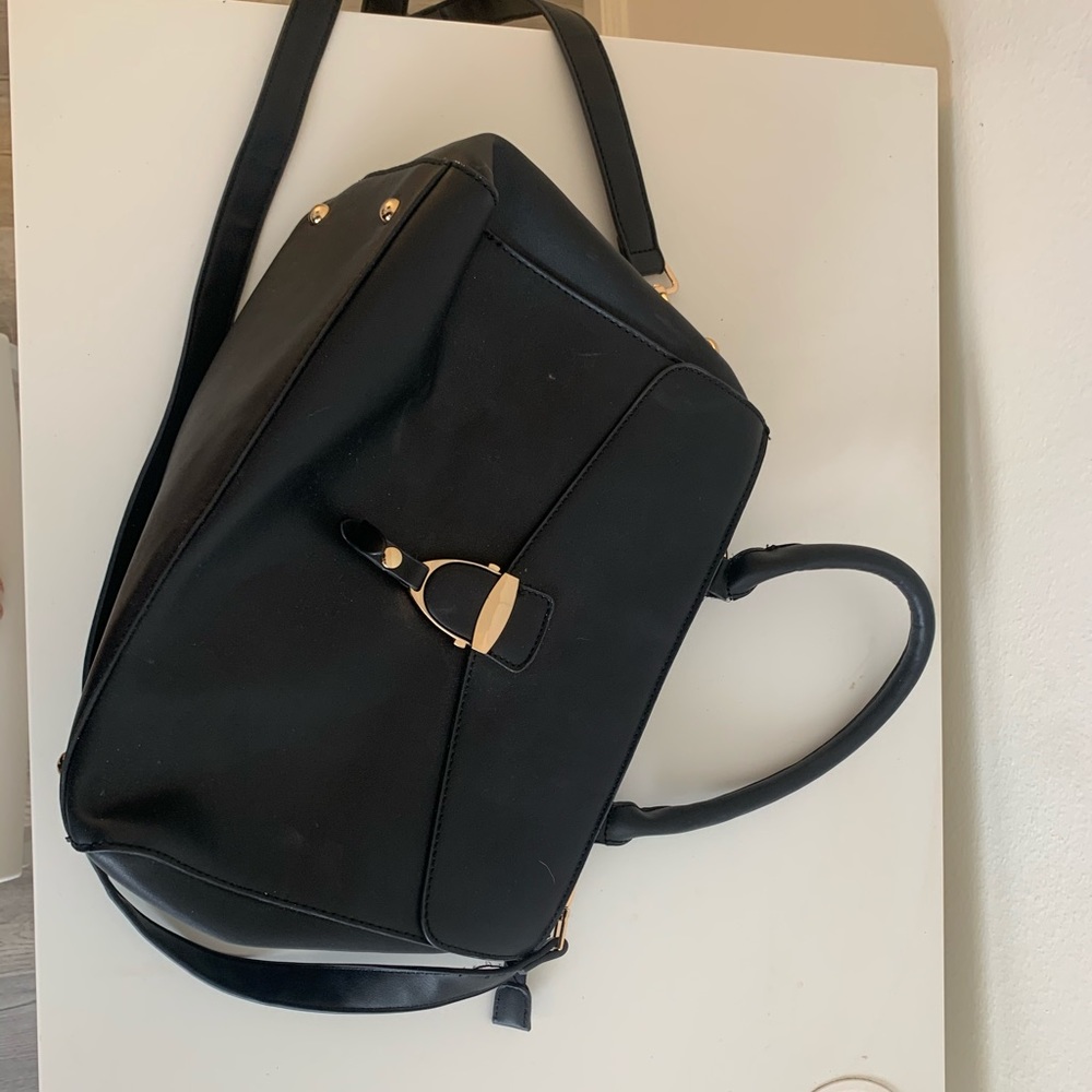 black medium sized purse